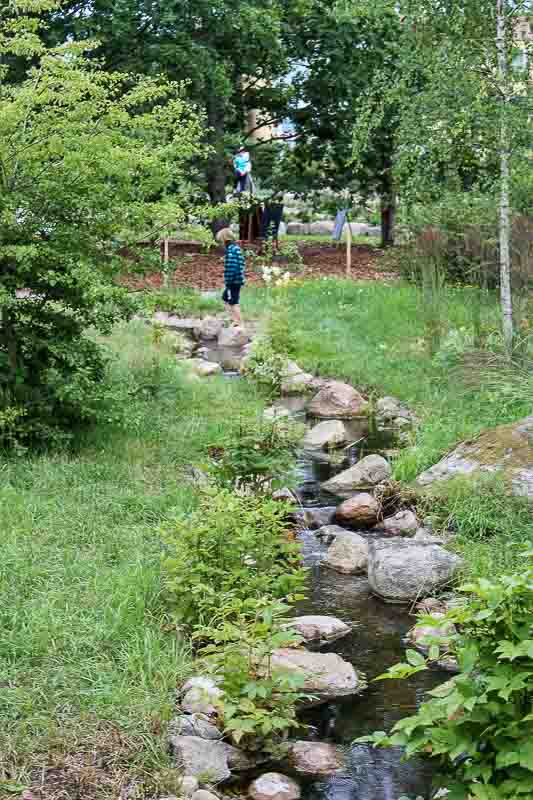 Der angelegte Bach könnte schon immer hier gewesen sein. Der angelegte Bach im Garten Astrid Lindgrens Naes.