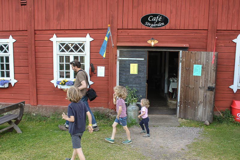 Das Cafe hat gerade geöffnet. Cafe in Bullerbue
