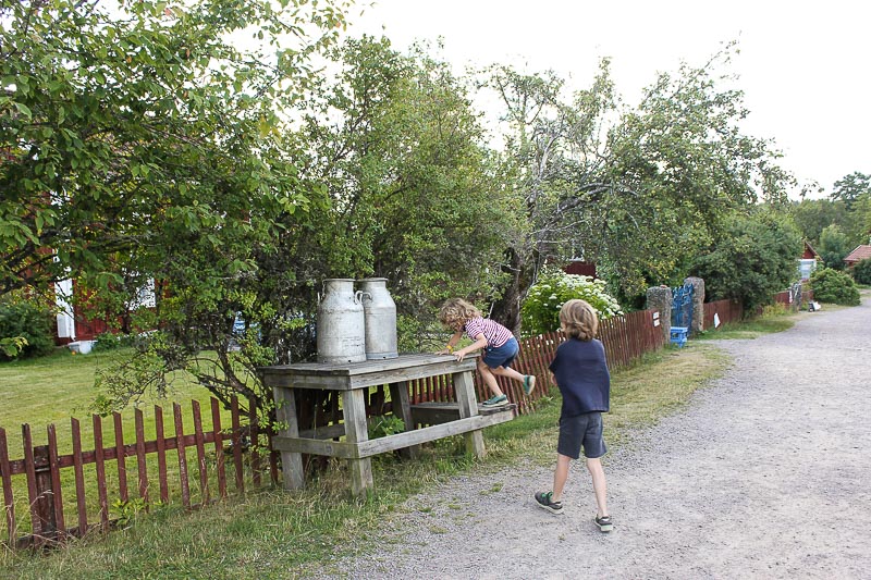 Milchkannen gehören einfach zu Bullerbü. Sevedstorp.