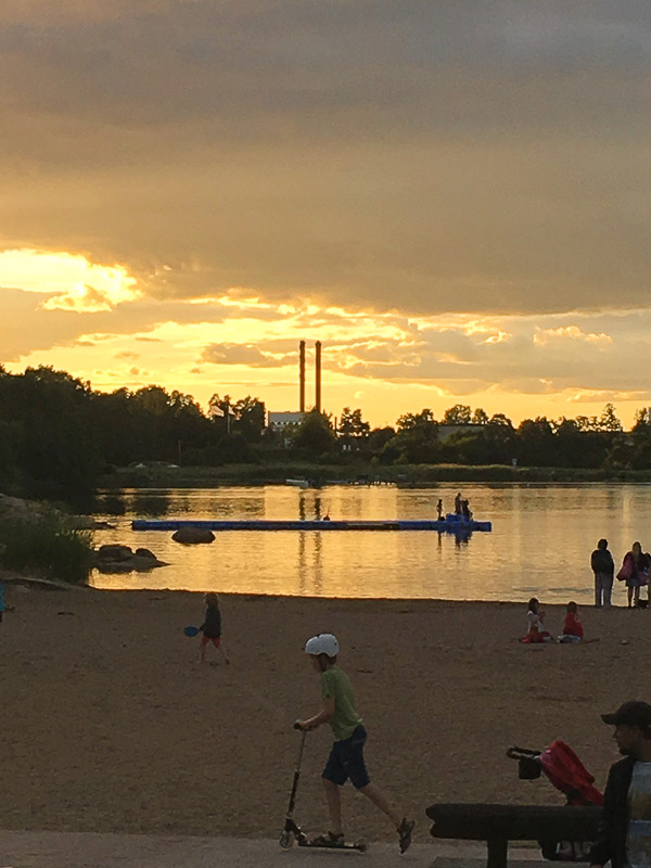 Badestrand in der Abenddämmerung. Daemmerung-Badestrand-Lysingbadet.