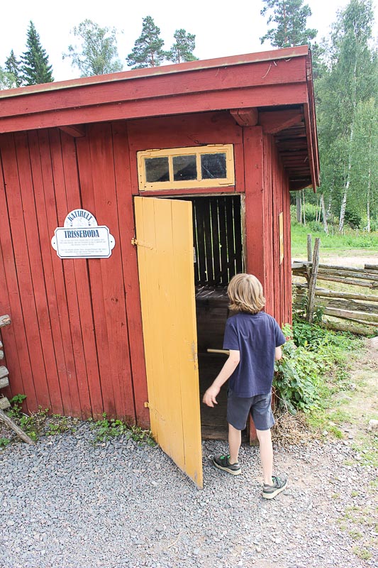 Die Latrine. Latrine-Katthult-Hof