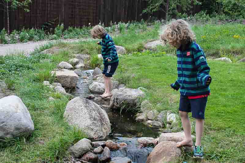 Der Bach im Garten von Astrid Lindgrens Naes. Am Bach Astrid Lindgrens Naes.