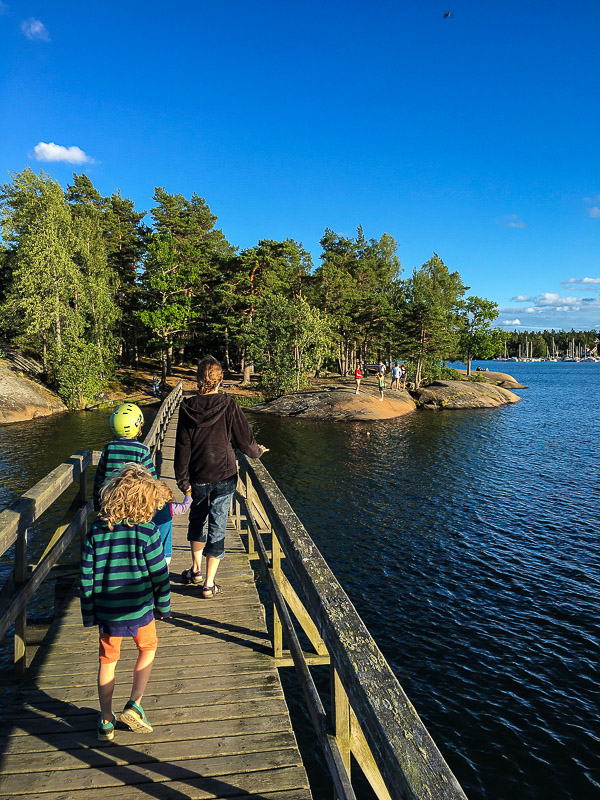 Eine Insel. Bruecke zu einer Insel vom Campingplatz in Vaestervik aus
