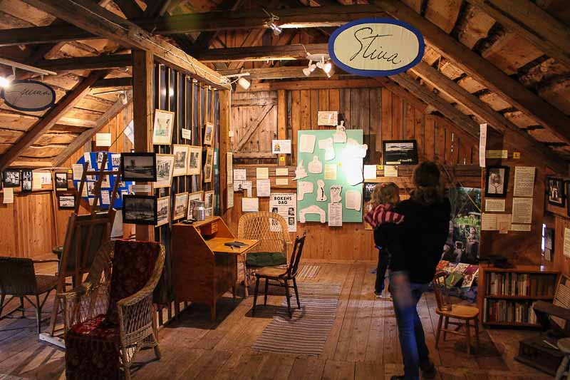 Auf dem Dachboden der roten Scheune. Ausstellung der Familie von Astrid-Lindgren
