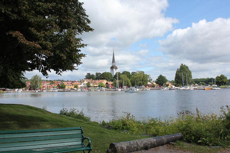 Blick über den See auf Mariefred. Mälarsee.