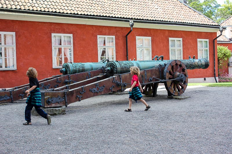 Eine von 2 Kanonen im Innenhof von Schloß Gipsholm. Kanone im Innenhof Schloß Gipsholm
