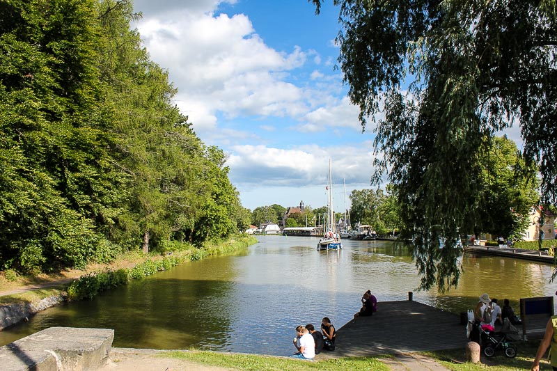Die Fahrt geht weiter. Segelboot auf dem Goeta-Kanal.