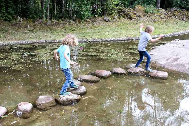 Gleichgewicht ist gefragt. Steine im Wasser Astrid-Lindgrens-Welt