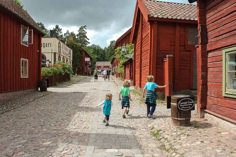 Eine Straße im Freilichtmuseum Gamla Linköping Straße in Gamla Linkoeping
