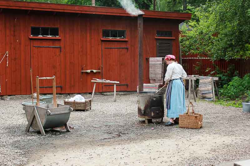 Waschfrau wäscht Wäsche. Waschfrau in Gamla Linkoeping