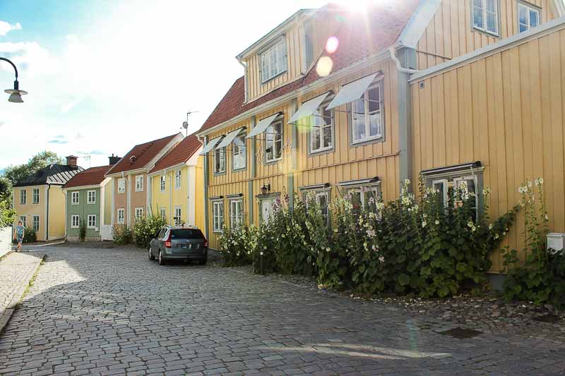 Straße mit Stockrosen in Söderköping Straße mit Stockrosen in Soederkoeping