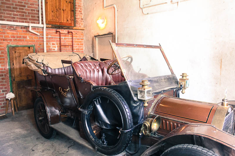 Ein altes Auto in Julita gard