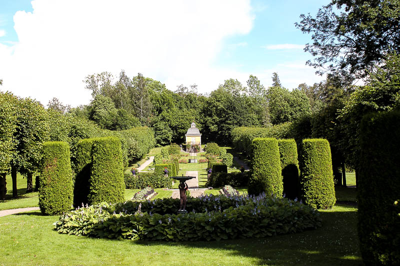 Angelegter Garten vor dem Herrenhaus symmetrisch angelegter Garten vor Herrenhaus- Julita Garr