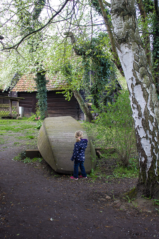 Alter Holzkahn im Freilichtmuseum. Alter Holzkahn in Lehde an Land.