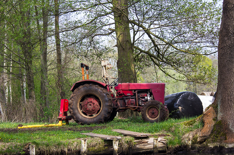 Nur Deko? Roter Traktor im Spreewald.