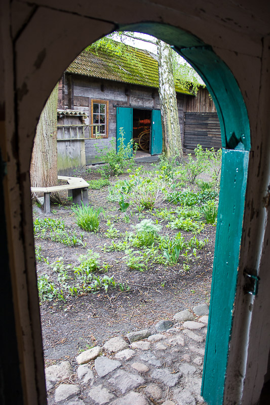 Ausblick auf den kleinen Garten hinter dem Haus. Hinterausgang aus Wohnhaus im Freilichtmuseum in Lehde.