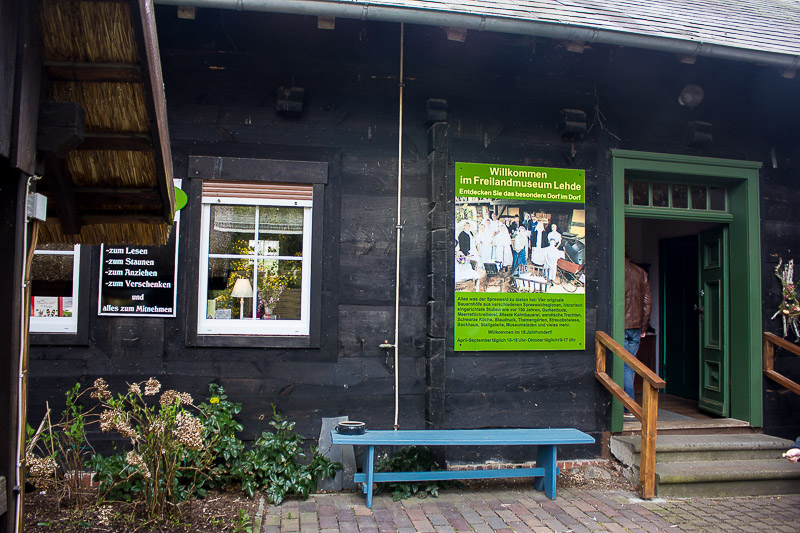 Eingang zum Freilichtmuseum Lehde. Links das Gasthaus Foppt Eingang zum Freilichtmuseum in Lehde im Spreewald.