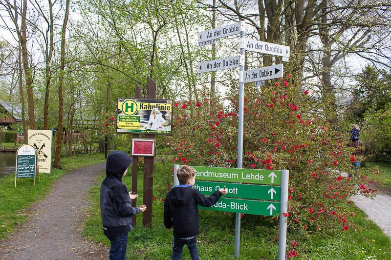 Hinweisschilder in Lehde. Weggabelung in Lehde im Spreewald.