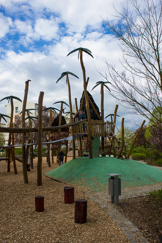 Unter Palmen. Bruecke-auf-dem-Spielplatz-in-der-Neustadt-in-Luebbenau.