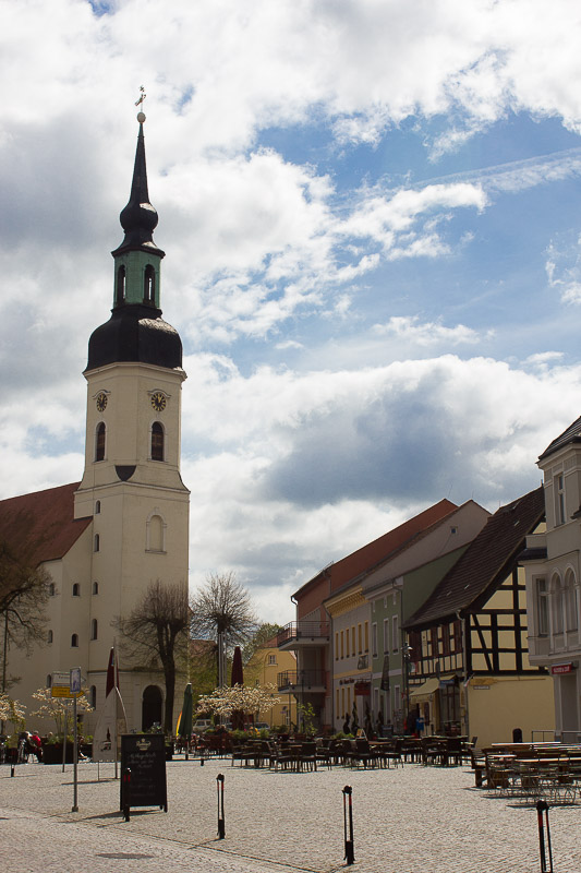 Lübbenauer Marktplatz und Nikolaikirche. Luebbenauer-Marktplatz und Nikolaikirche