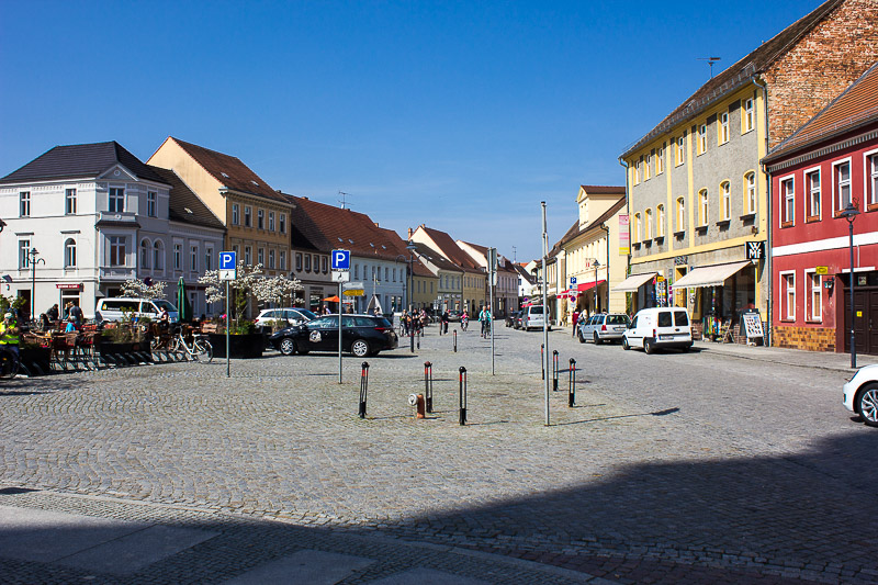 Rechts, weiter hinten die Touristinformation (mit der roten Markise) Luebbenauer Marktplatz mit Blick von der Kirche