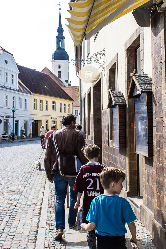 Zurück zum Markplatz und Nikolaikirche. Ehm-Welk-Strasse- Luebbenau.