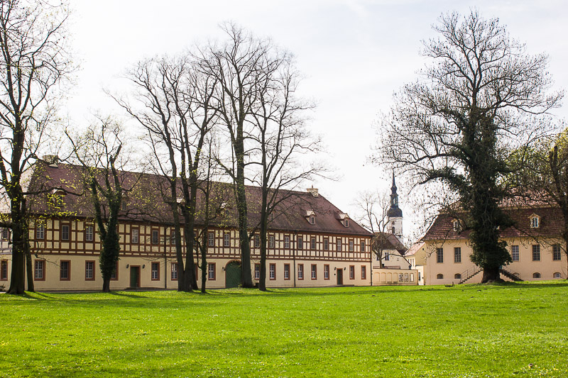 Hier kann man gut übernachten. Schlosspark Luebbenau mit Marstall und alter Kanzlei.
