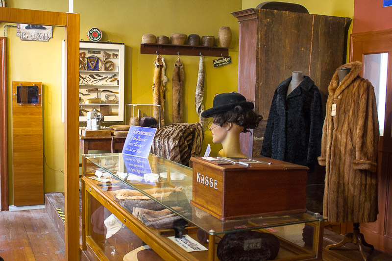 Der Kürschner und Hutmacher-Laden. Kuerschner-Laden im Spreewald-Museum Luebbenau.