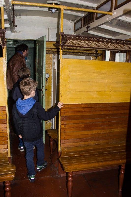 "Holzklasse" eines alten Zugwagens. Alter Personenwaggon im Spreewald-Museum in Luebbenau.