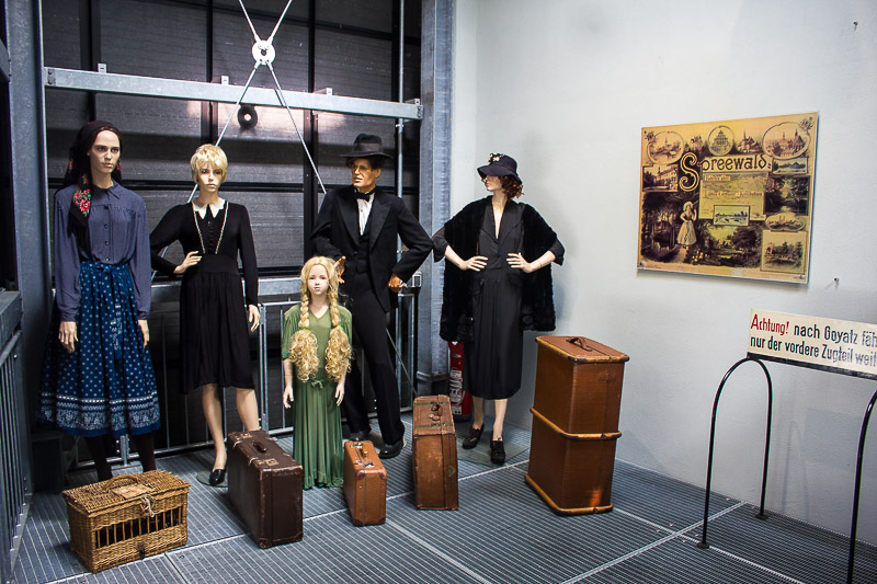 Wartende Passagiere. Wartende Passagiere im Spreewald-Museum in Luebbenau.