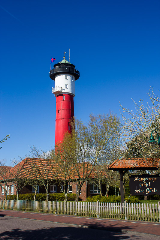 Wenn man aus dem Bahnhof kommt, sieht man mit als erstes rechts den alten Leuchtturm. Alter Leuchtturm Wangerooge.