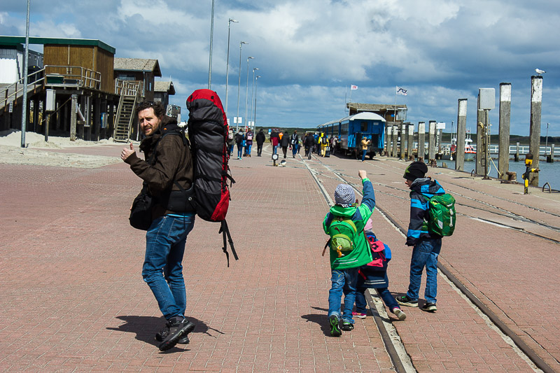 Jeder trägt sein Rucksack allein. Am Fährhafen Wangerooge.