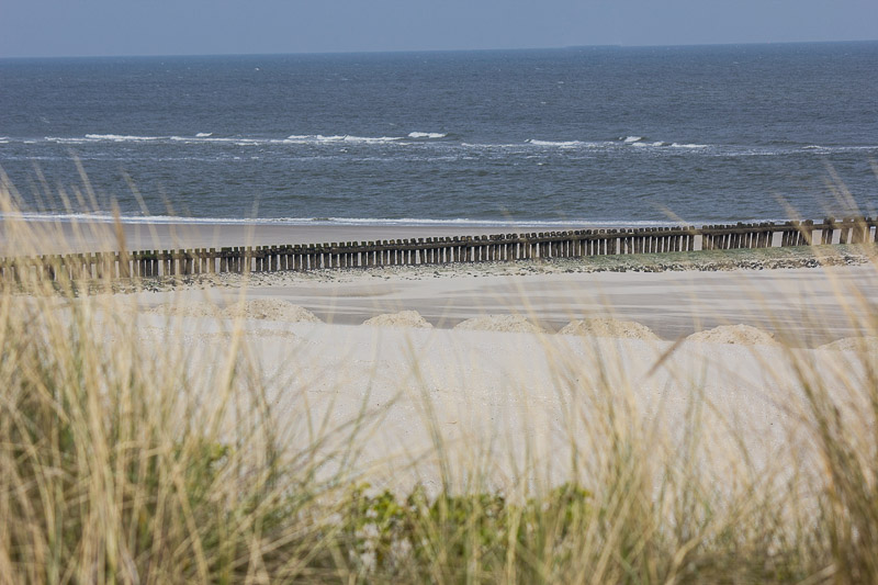 Sandhaufen wurden am Strand aufgeschüttet. Strand Wangerooge.
