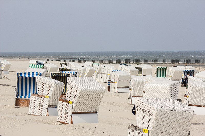 In der Hochsaison findet man garantiert nicht so leicht ein freies Plätzchen. Strandkoerbe am Strand von Wangerooge.
