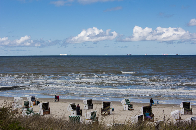 Windgeschützt im Strandkorb konnte man es gut aushalten. Nordsee und Insel Wangerooge.