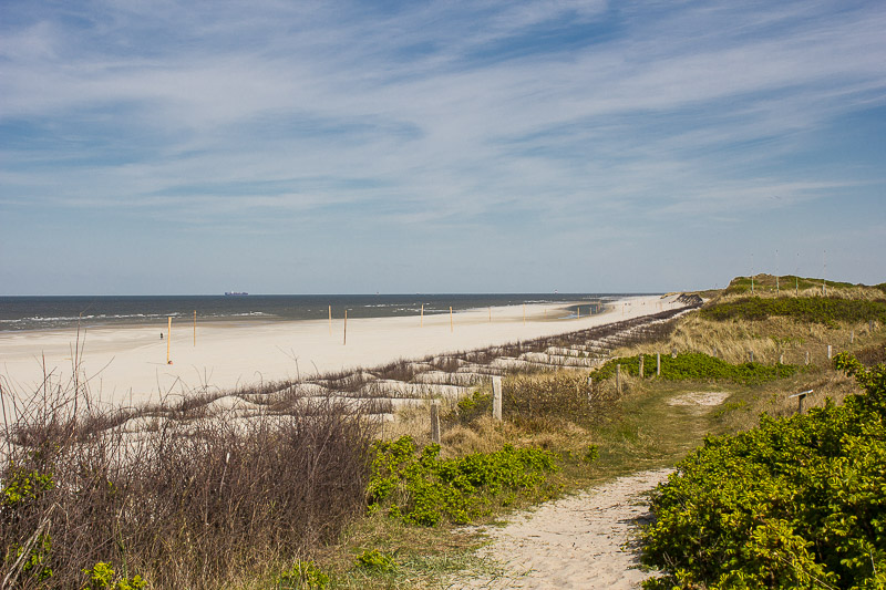 Die Zahl der Strandspaziergänger wird immer weniger. Strand Wangerooge.