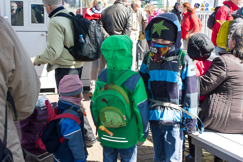 Warten auf den Einlass. An der Faehre nach Wangerooge.