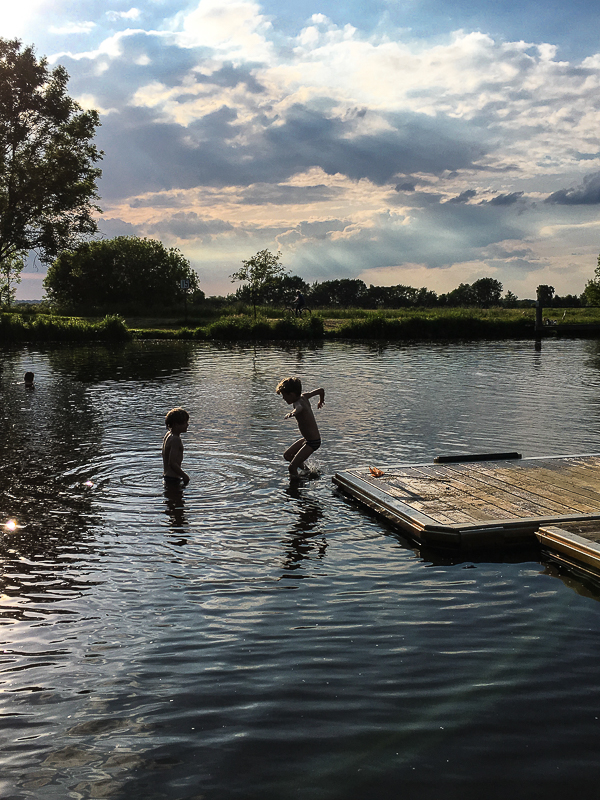 Könnte auch ein Bild aus längst vergangener Zeit sein. Baden in der Hamme am Hammestrand Worpswede.
