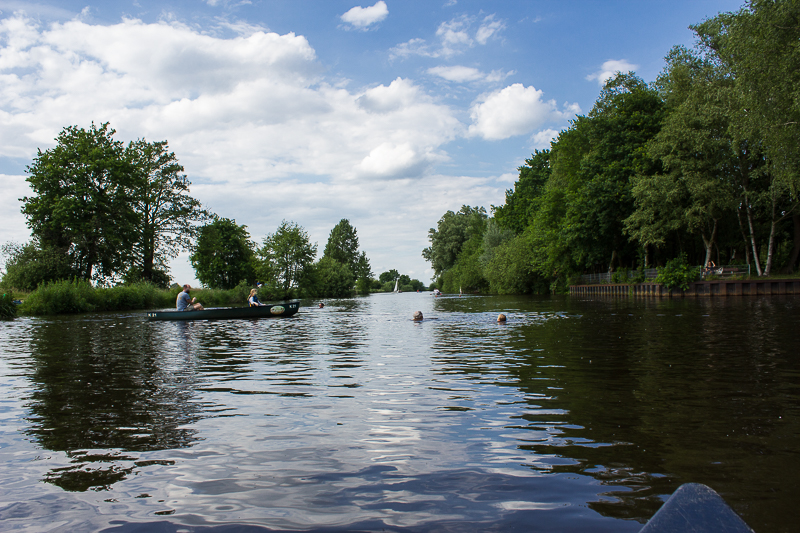 Ob Kanu oder selber schwimmen, alles war erlaubt. Der Fluss Hamme.