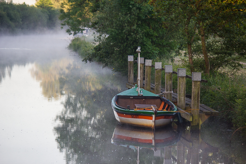 Einsamkeit. Boot auf der Hamme im Nebel.
