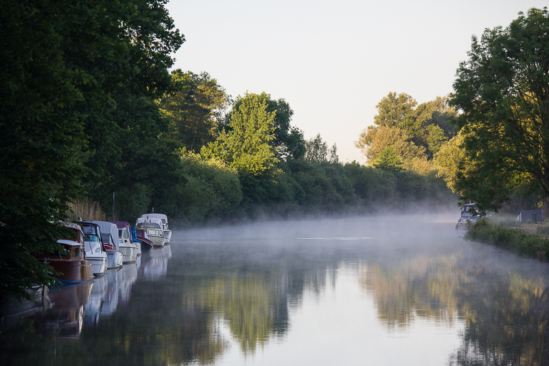 Das sich hier später alle Sorten von Booten tummeln werden, kann man sich hier noch nicht vorstellen. Nebel ueber der Hamme Worpswede.