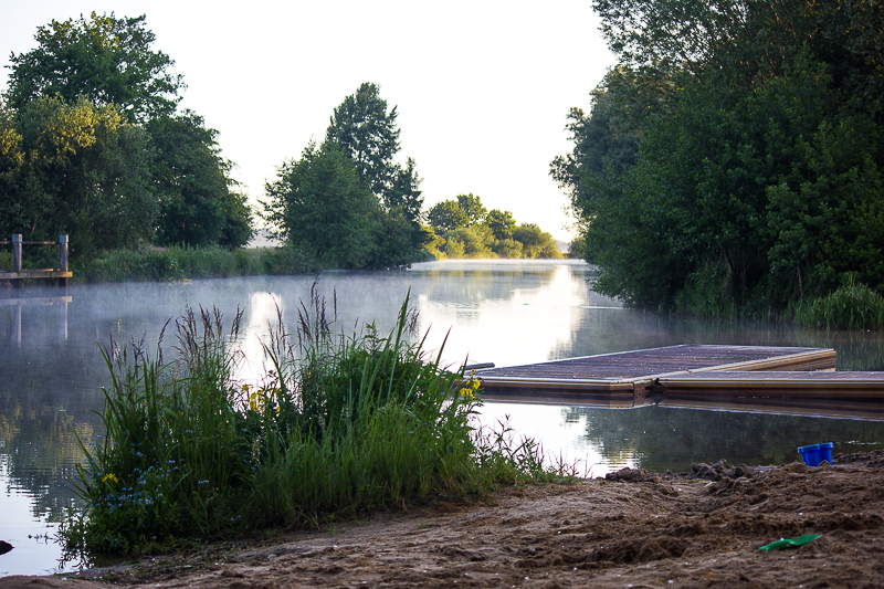 Der perfekte Tatort für einen Krimi. Nebel ueber der Hamme am Campingplatz Hammestrand Worpswede.