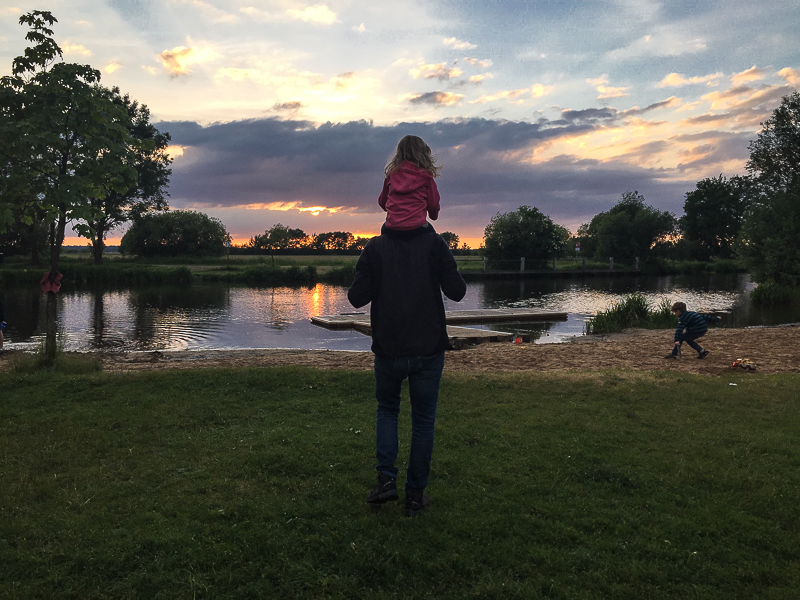 Kleine Badebucht der Hamme mit kleinem Steg. Campingplatz Hammestrand.