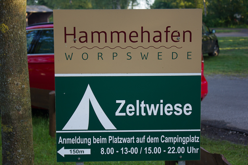 Auf der Zeltwiese standen aber auch ein paar Wohnmobile. Schild Zeltwiese Hammehafen Worpswede Campingplatz