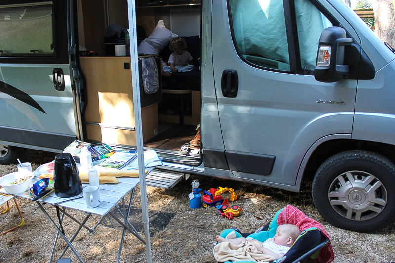 Kaffee und Baguette zum Frühstück? Campingbus auf den Campingplatz in Frankreich.