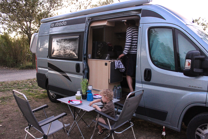 Zum Abendbrot gibt es Nudeln mit frischer Pesto. Unser Campingbus