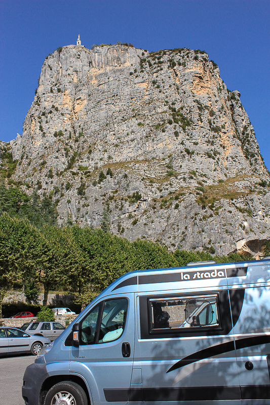 Vielleicht ist es sicher mit etwas Abstand zu parken. Unser Campingbus vor Roc de Castellane.