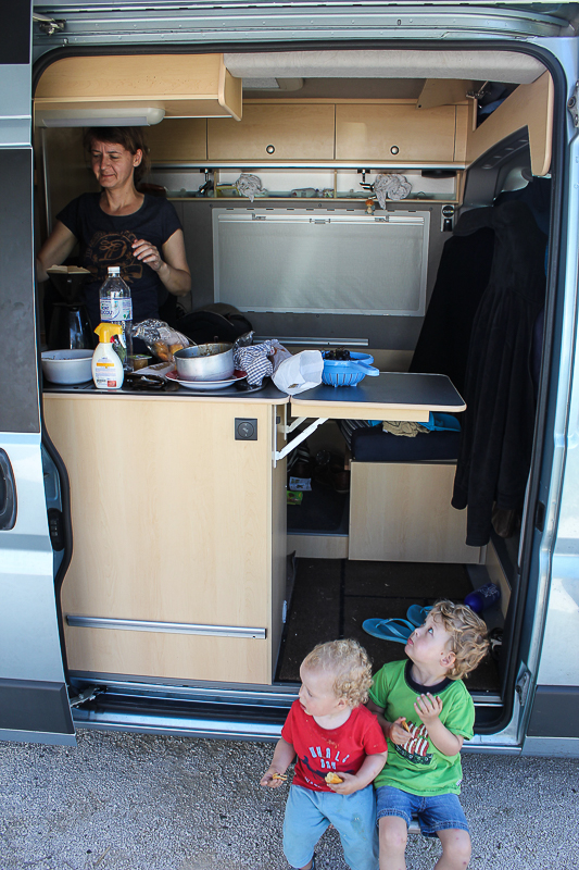 Sieht ein bisschen unordentlich aus. Im Campingbus in Frankreich.