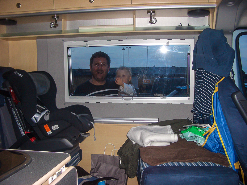 Unsere kleine Familie. Vater, Mutter, Kind. Warten auf Faehre nach Bornholm.