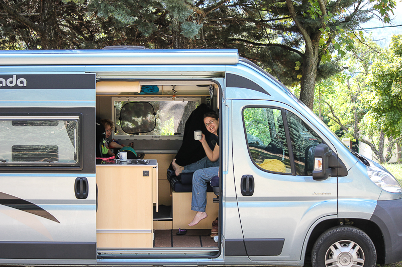 Kleines Frühstück vor der Weiterfahrt. Unser Campingbus auf dem Campingplatz Camping Alpes Dauphiné